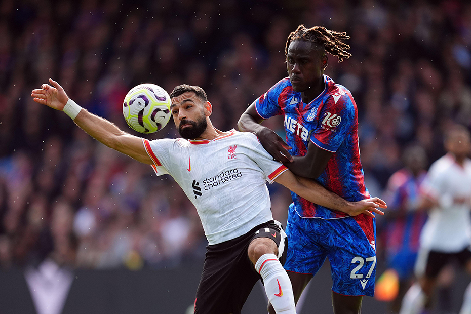 Liverpool's Mohamed Salah and Crystal Palace's Trevoh Chalobah (right) battle for the ball during the Premier League match at Selhurst Park, London. 